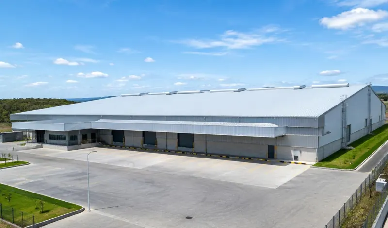 Galpão industrial de grande porte com cobertura metálica