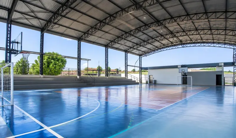 Quadra esportiva coberta por estrutura e telhas metálicas
